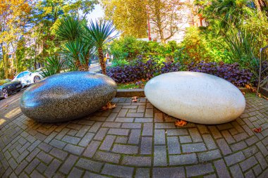 Soçi mimari binası, girişte, mimarinin güzelliğini, basitliğini ve karmaşıklığını temsil eden parlak yüzeyli güzel taşlar var.