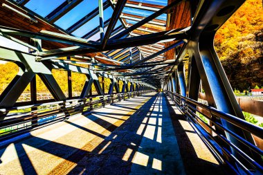 Sağlam metal yapısı görünüşüyle özel bir güzellik ve güç yaratır.