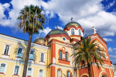 Abhazya, Yeni Athos birçok cazibesi olan eski ve güzel bir şehir: siyah kuğularla dolu bir gölet, eski bir manastır, bir şelale..
