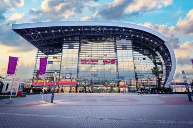 Sochi tren istasyonu. Modern, çok işlevli cam ve beton bina