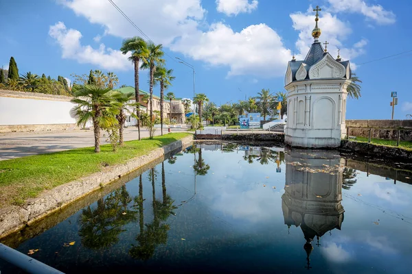 Abcházie New Athos Staré Krásné Stálezelené Město Mnoha Atrakcemi Rybník — Stock fotografie