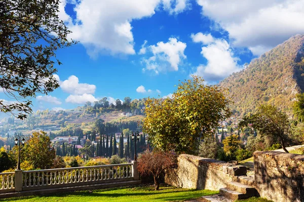 Abhazya, Yeni Athos birçok cazibesi olan eski ve güzel bir şehir: siyah kuğularla dolu bir gölet, eski bir manastır, bir şelale..