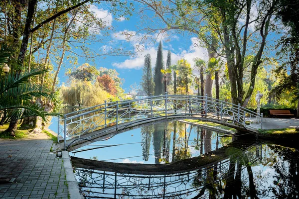 Abhazya, Yeni Athos birçok cazibesi olan eski ve güzel bir şehir: siyah kuğularla dolu bir gölet, eski bir manastır, bir şelale..