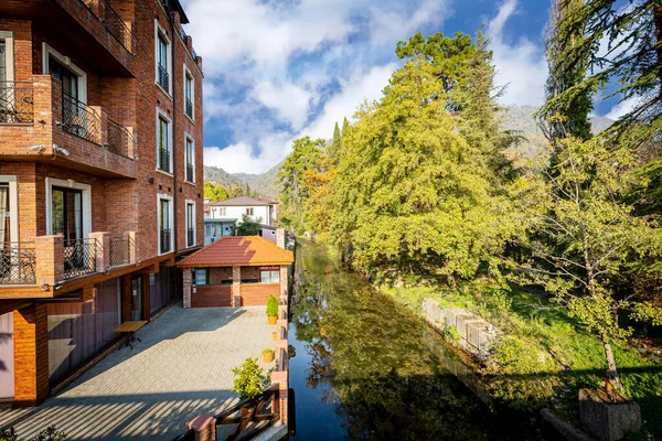 Abhazya, Yeni Athos birçok cazibesi olan eski ve güzel bir şehir: siyah kuğularla dolu bir gölet, eski bir manastır, bir şelale..