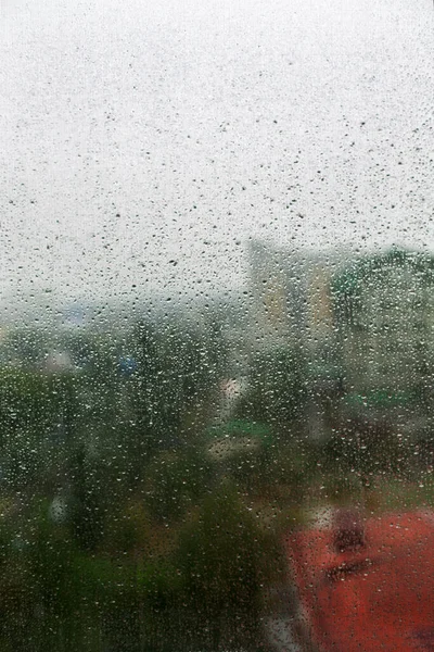 Вікно Краплями Осіннього Дощу Через Яке Мерехтить Сірий Дощовий Осінній — стокове фото