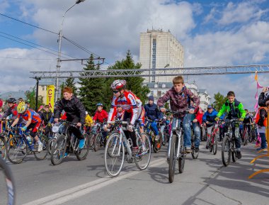Sibirya 'nın Omsk kentindeki toplu bisiklet yarışmaları sporu ve sağlıklı bir yaşam tarzını popüler hale getirmek için harika bir gelenek haline geldi.