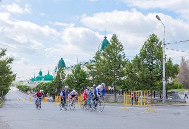 Sibirya 'nın Omsk kentindeki toplu bisiklet yarışmaları sporu ve sağlıklı bir yaşam tarzını popüler hale getirmek için harika bir gelenek haline geldi.