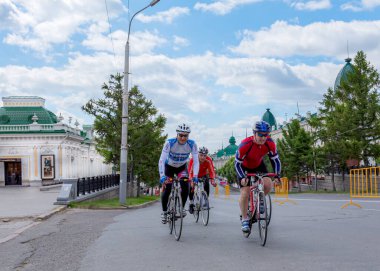 Sibirya 'nın Omsk kentindeki toplu bisiklet yarışmaları sporu ve sağlıklı bir yaşam tarzını popüler hale getirmek için harika bir gelenek haline geldi.