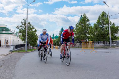 Sibirya 'nın Omsk kentindeki toplu bisiklet yarışmaları sporu ve sağlıklı bir yaşam tarzını popüler hale getirmek için harika bir gelenek haline geldi.