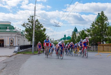 Sibirya 'nın Omsk kentindeki toplu bisiklet yarışmaları sporu ve sağlıklı bir yaşam tarzını popüler hale getirmek için harika bir gelenek haline geldi.