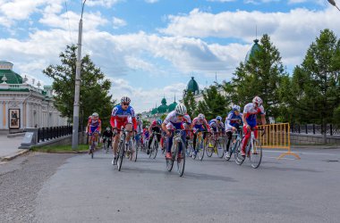 Sibirya 'nın Omsk kentindeki toplu bisiklet yarışmaları sporu ve sağlıklı bir yaşam tarzını popüler hale getirmek için harika bir gelenek haline geldi.