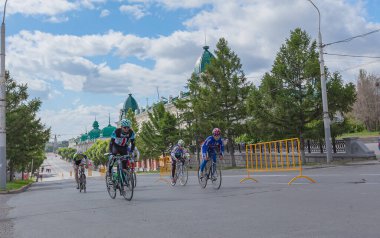 Sibirya 'nın Omsk kentindeki toplu bisiklet yarışmaları sporu ve sağlıklı bir yaşam tarzını popüler hale getirmek için harika bir gelenek haline geldi.