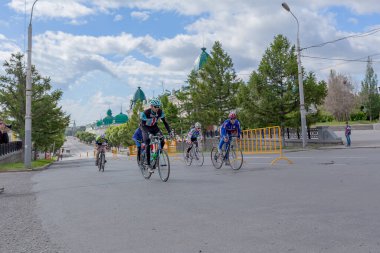 Sibirya 'nın Omsk kentindeki toplu bisiklet yarışmaları sporu ve sağlıklı bir yaşam tarzını popüler hale getirmek için harika bir gelenek haline geldi.