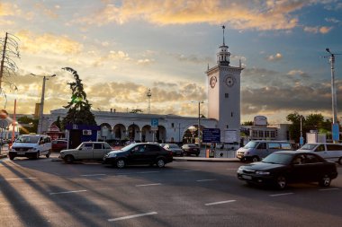 Kırım 'ın başkenti Simferopol hızla büyüyen güzel bir şehirdir. Etkinliklerden biri de tren istasyonu. Yarımadayı Rusya 'ya bağlayan demiryolu köprüsü içine yeni bir hayat üfledi.