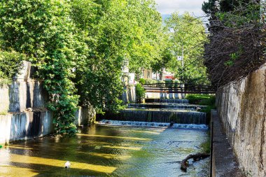 Yalta 'nın Panorama' sı, çeşitli stillerin mimarisi, Yalta 'da hızla akan mavi deniz dağları ve dağ nehirlerinin arka planına karşı manzara.