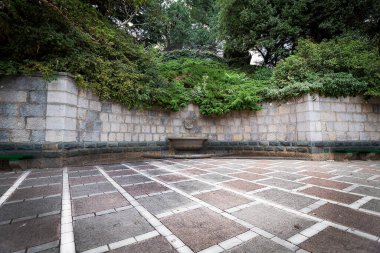Kırım 'daki Nikitsky Botanik Bahçesi dünyanın her yerinden yüzlerce ağaç ve çalıyı barındıran eşsiz bir doğa koruma alanıdır. Zambaklar, eğrelti otları, sedir ağaçları, selvi ağaçları. Şu anda Nikitsky bahçesi 40 hektardan fazla bir alanı kaplıyor.