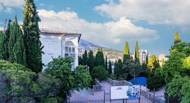 Yalta 'nın Panorama' sı, çeşitli stillerin mimarisi, dağların arka planına ve mavi denizin kendisine karşı manzara