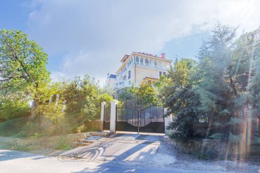 Kırım, kar beyazı bulutlarıyla, parlak mavi gökyüzüyle, dağ manzarasıyla, çeşitli çağların mimarisiyle ve tabii ki denizle, Karadeniz 'le buluşur.