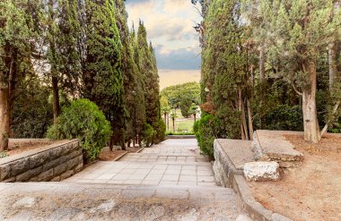 Kırım, kar beyazı bulutlarıyla, parlak mavi gökyüzüyle ve turkuaz dalgalarla buluşur.