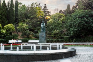 Sahil Parkı Yalta 'nın ilgi odağı ve Karadeniz kıyısındaki en güzel parklardan biridir. Yalta 'da yaşayan Anton Chekhov anıtı var. Güzel çeşmeler, merdivenler, egzotik ağaçlar.