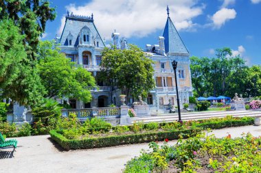 Masandra Sarayı, Kırım 'ın güney kıyısındaki en güzel saraylardan biri olan Yalta' da 19. yüzyılda inşa edilmiştir. Mimari hala şatafatlı..