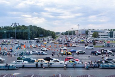 Moskova 'daki modern Domodedovo uluslararası havaalanının önündeki meydan.