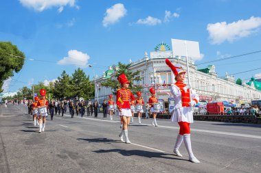 Parlak ve zarif bir gösteri. Rusya 'nın Omsk kentinin yıl dönümü, ülkenin farklı bölgelerinden gelen pirinç bantlardan oluşuyor..