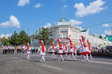 Parlak ve zarif bir gösteri. Rusya 'nın Omsk kentinin yıl dönümü, ülkenin farklı bölgelerinden gelen pirinç bantlardan oluşuyor..