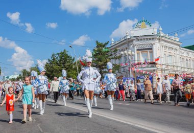 Parlak ve zarif bir gösteri. Rusya 'nın Omsk kentinin yıl dönümü, ülkenin farklı bölgelerinden gelen pirinç bantlardan oluşuyor..