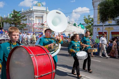 Parlak ve zarif bir gösteri. Rusya 'nın Omsk kentinin yıl dönümü, ülkenin farklı bölgelerinden gelen pirinç bantlardan oluşuyor..