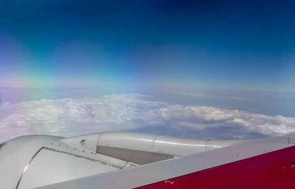 Een Wit Rood Vliegtuig Vleugel Veegt Witte Wolken Heldere Blauwe — Stockfoto