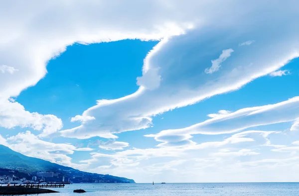 Kırım, kar beyazı bulutlarıyla, parlak mavi gökyüzüyle ve turkuaz dalgalarla buluşur.