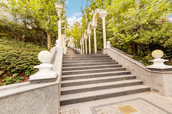 Sahil Parkı Yalta 'nın ilgi odağı ve Karadeniz kıyısındaki en güzel parklardan biridir. Yalta 'da yaşayan Anton Chekhov anıtı var. Güzel çeşmeler, merdivenler, egzotik ağaçlar.