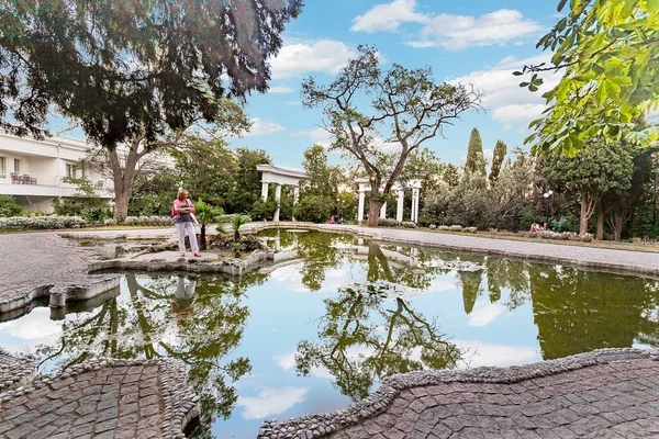 滨海公园是雅尔塔的景点之一 也是黑海海岸最美丽的公园之一 有一座安东 契诃夫纪念碑 他住在雅尔塔 美丽的喷泉 奇异的树 — 图库照片