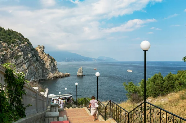 Kırım 'ın güney kıyısı boyunca Karadeniz' de tekneyle seyahat ederken sadece doğanın güzelliği ile değil, ilginç mimari nesnelerle de tanışacaksınız.