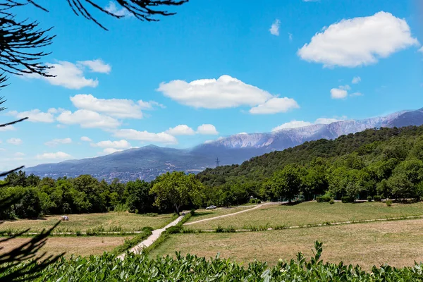 Kırım, kar beyazı bulutlarıyla buluşur, parlak mavi gökyüzü, dağ manzarası