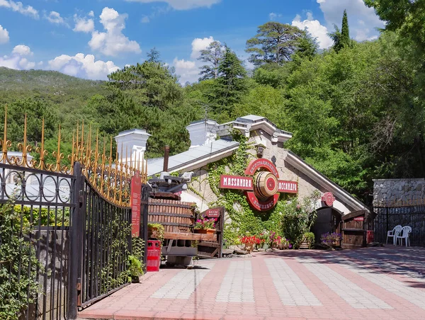 Masandra şaraphanesi Kırım 'daki en eski şarap üreticilerinden biridir. Fabrikanın şarap mahzenlerine ilginç bir giriş.