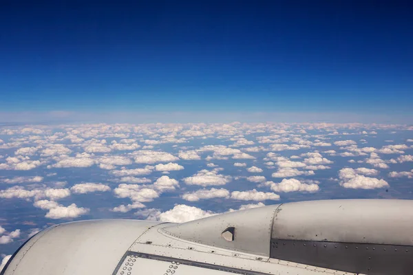 Onder Vleugel Van Het Vliegtuig Zweven Witte Pluizige Donkere Sombere — Stockfoto