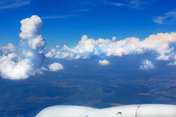 Onder Vleugel Van Het Vliegtuig Zweven Witte Pluizige Donkere Sombere — Stockfoto