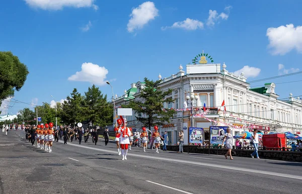 Parlak ve zarif bir gösteri. Rusya 'nın Omsk kentinin yıl dönümü, ülkenin farklı bölgelerinden gelen pirinç bantlardan oluşuyor..
