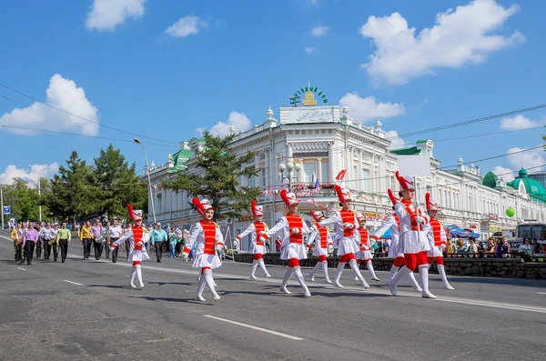 Parlak ve zarif bir gösteri. Rusya 'nın Omsk kentinin yıl dönümü, ülkenin farklı bölgelerinden gelen pirinç bantlardan oluşuyor..