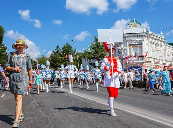 Parlak ve zarif bir gösteri. Rusya 'nın Omsk kentinin yıl dönümü, ülkenin farklı bölgelerinden gelen pirinç bantlardan oluşuyor..
