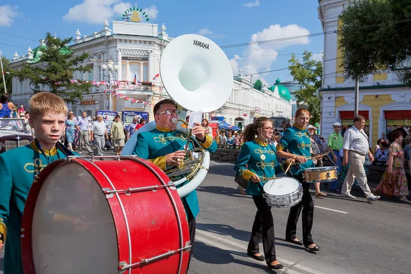 Parlak ve zarif bir gösteri. Rusya 'nın Omsk kentinin yıl dönümü, ülkenin farklı bölgelerinden gelen pirinç bantlardan oluşuyor..