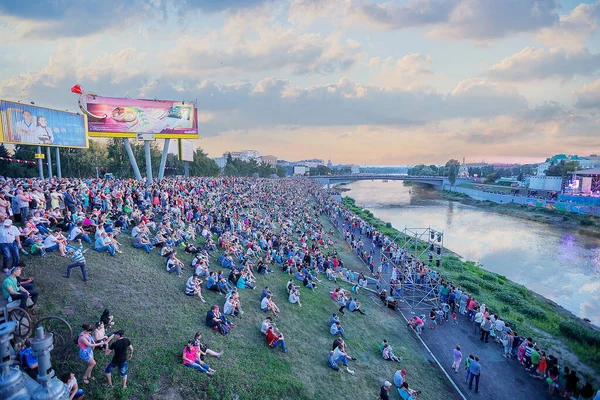 Rusya 'nın Omsk kentinin yıldönümü onuruna düzenlenen parlak ve unutulmaz bir kutlama, ülkenin farklı bölgelerinden gelen kent sakinleri ve konukları için düzenlenen bir açık hava konseri ile sona erdi..
