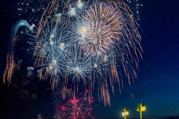 Parlak ve zarif bir gösteri. Rusya 'nın Omsk şehrinin yıldönümü onuruna, ülkenin farklı bölgelerinden gelen sakinler ve misafirler için bir selamlama ile sona erdi..