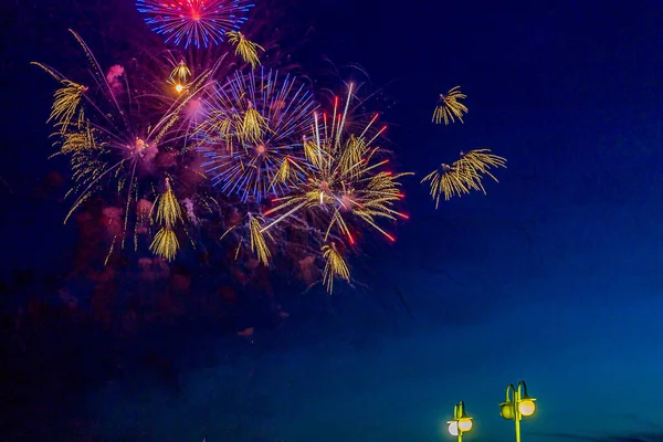 Parlak ve zarif bir gösteri. Rusya 'nın Omsk şehrinin yıldönümü onuruna, ülkenin farklı bölgelerinden gelen sakinler ve misafirler için bir selamlama ile sona erdi..