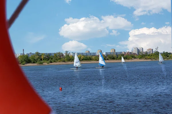 操纵性 帆控制和风向控制以赢得帆船比赛 美丽的云彩在平静的河面上得到了反映 — 图库照片