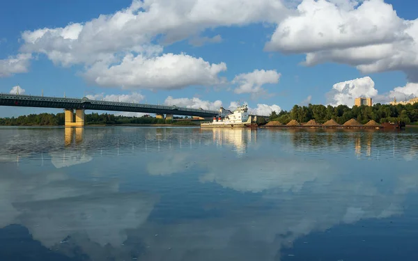 Світлові Білі Хмари Відображаються Спокійних Ранкових Водах Давньої Сибірської Річки — стокове фото