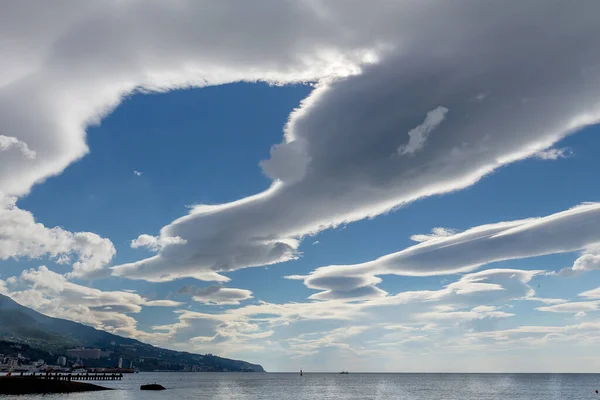 Crimea Encuentra Con Las Nubes Blancas Como Nieve Cielo Azul Imagen De Stock