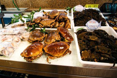 Taze deniz ürünleri, Balık Pazarı İspanya. Taze yengeçler ve tarak